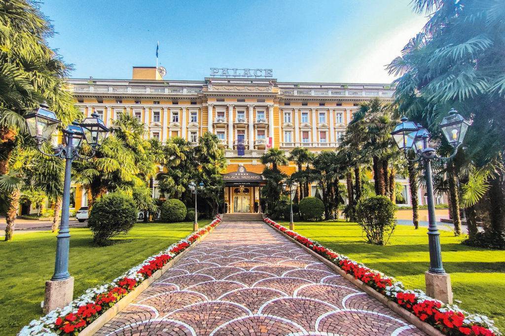 Le Palace Merano s’est imposé, il y a plus de 45 ans, comme le précurseur des Spas médicaux en Europe. Il en demeure la référence inégalée, avec cette longue tradition de soins individualisés où les hôtes sont accompagnés tout au long de leur parcours par l’équipe médecins spécialistes, supervisés par le Directeur Médical : Dr Silvano Mascadri.