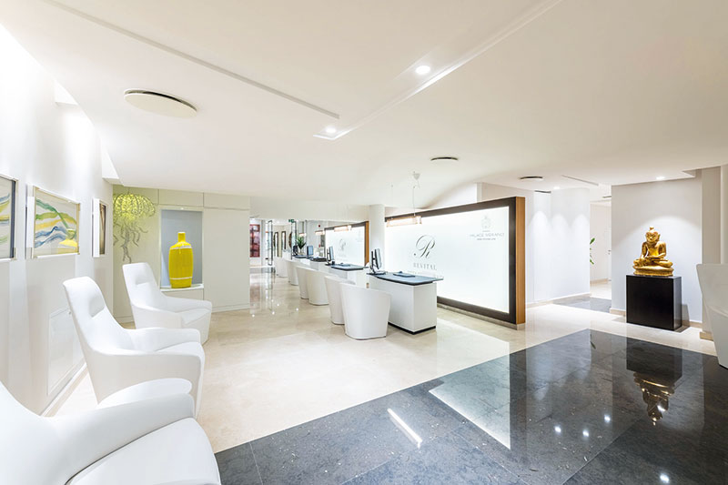 Les matériaux utilisés dans le Revital Spa comprennent le marbre Crema Marfil, le calcaire Azul Cascais et le bois Afrormosia. Le blanc des meubles souligne l’uniformité des bureaux aux courbes douces et galbées conçus par Michel Jouannet.