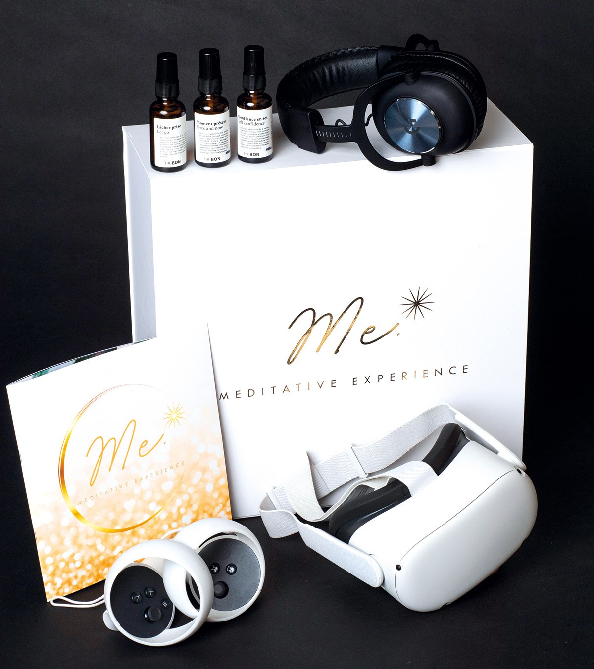 Le coffret ME. Meditative Experience se compose d’un casque de réalité virtuelle dernière génération Meta Quest 2 et ses manettes – L’application ME. Meditative Experience – 1 casque audio Logitech Pro – 3 flacons d’aromachologie 100Bon et recharges : Confiance en soi, Moment présent et Lâcher prise. © G.Perret