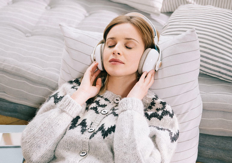 Créée en exclusivité avec la société my Brain Technologies, la cure Voyage Zen bio est une expérience unique et inédite fondée sur l’innovation Melomind d’entraînement cérébral à la relaxation. Renforcé par des soins d’hydrothérapie, des ateliers et des soins spécifiques de rééquilibrage énergétique, le programme de cure Melomind permet d’agir positivement sur le stress directement à la source : le cerveau. Chaque jour, les kinésithérapeutes accompagnent les curistes dans une séance d’entraînement cérébral avec le casque Melomind. Le casque entraine dans un voyage onirique visant à renforcer les capacités naturelles de gestion du stress. Ce programme exclusif à Thalazur Carnac est une solution entièrement personnalisée, guidée et accessible à tous. Melomind, permet de prendre le contrôle de ses émotions et de retrouver sérénité et bien-être du corps et de l’esprit.  thalazur carnac voyage zen bio avec melomind Alliance Pornic : Cure Oligo-Marine stimule l'énergie vitale  En apportant à l’organisme les bienfaits naturels marins, la thalasso régénère profondément et rebooste l’organisme. A Alliance Pornic, les vertus thérapeutiques de l’océan sont au coeur de la nouvelle cure Oligo-Marine, qui a pour objectif la reminéralisation et régénération du corps. Ce veritable concentré d’oligo éléments et de minéraux, propose des soins marins riches en algues, des ampoules de Sérum de Quinton et une alimentation Bio Détox-Marine (une recette à base d’algues à chaque repas). Un cocktail minéral pour retrouver un nouveau soufflé d’énergie. Cette cure comprend un traitement, pendant 10 jours minimum, à base de Sérum de Quinton, ampoule d'eau de mer puisée à plus de 20m dans un vortex au large du Golfe de Gascogne. René Quinton (19ème siècle), figure fondatrice de la thalasso thérapie, découvre que l'eau de mer et le plasma sanguine ont la meme identité qualitative. Indispensables à la vie, ils sont les 