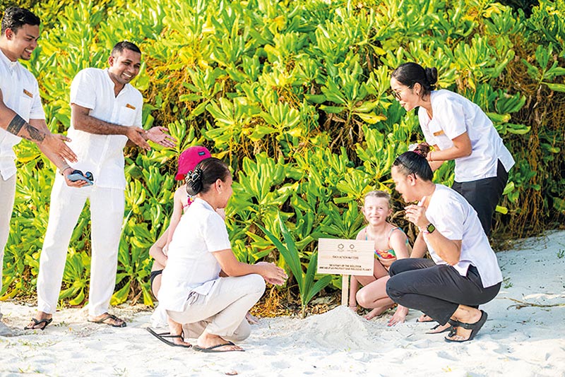 Au Sun Siyam Iru Fushi, le personnel de l’île et de nombreux invités ont planté récemment un total de 100 arbres, soit un total de 247 arbres depuis le début de l’année, un pas de plus vers un objectif de 1 000 arbres en 2023.