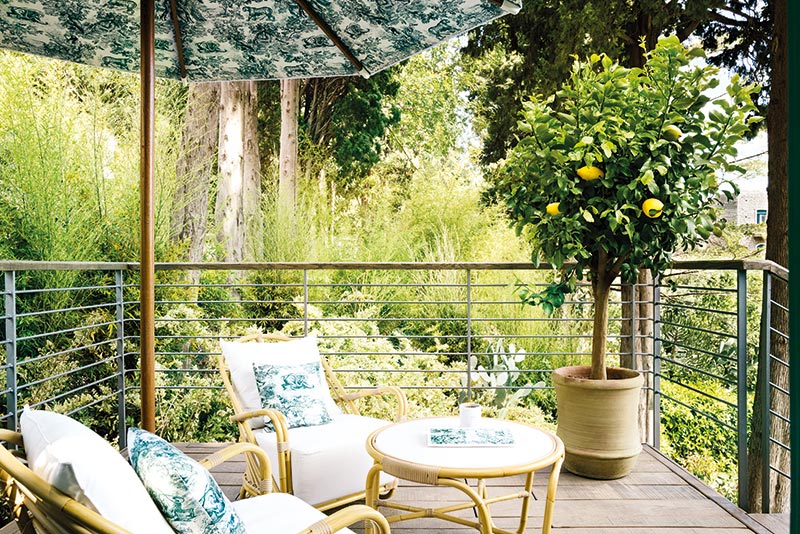 Les deux cabines, dessinées par l’agence Thirtyone Design + Management, ont chacune leur terrasse offrant un panorama sur la mer et sont équipées de parasols assortis aux rideaux verts, où le mobilier en rotin côtoie plantes et arbustes. Les hôtes peuvent venir s’y détendre en toute intimité dans une sérénité absolue.