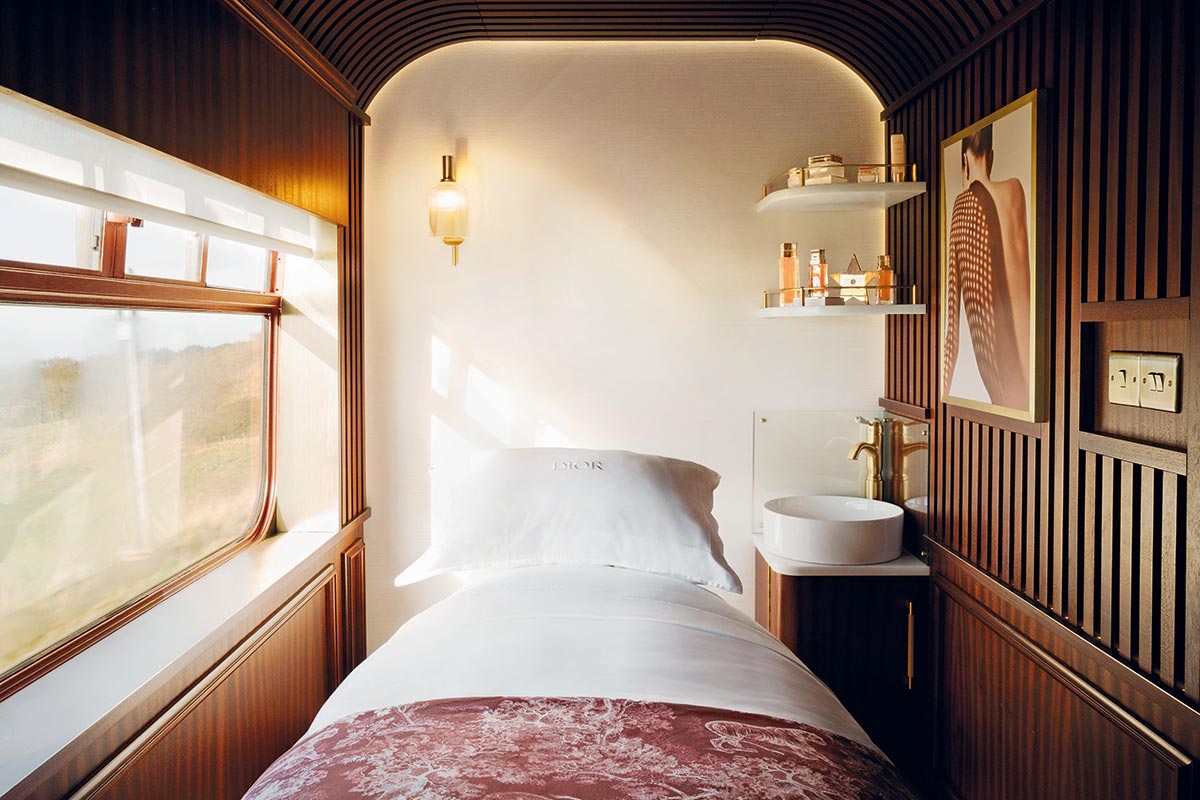 Cette année, du 10 avril à fin octobre, le splendide Royal Scotsman, avec ses inimitables cabines de style édouardien, ses voitures-restaurants aux boiseries d’acajou et sa voiture d’observation unique en son genre, accueille le nouveau Dior Spa.