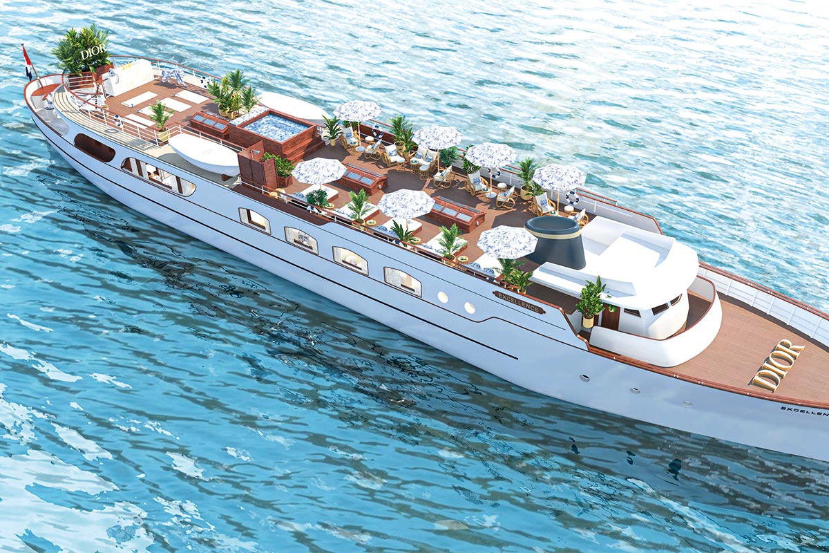 Côté mise en scène immersive, le yacht l’Excellence a été entièrement personnalisé par Dior, tant à l’extérieur qu’à l’intérieur. Le pont supérieur en teck de 120 m2 est pensé pour ravir les passagers. Il propose un deck de sport à ciel ouvert, un bar à jus et surtout pour la première fois un bassin pour se rafraîchir en contemplant les édifices mythiques de Paris.