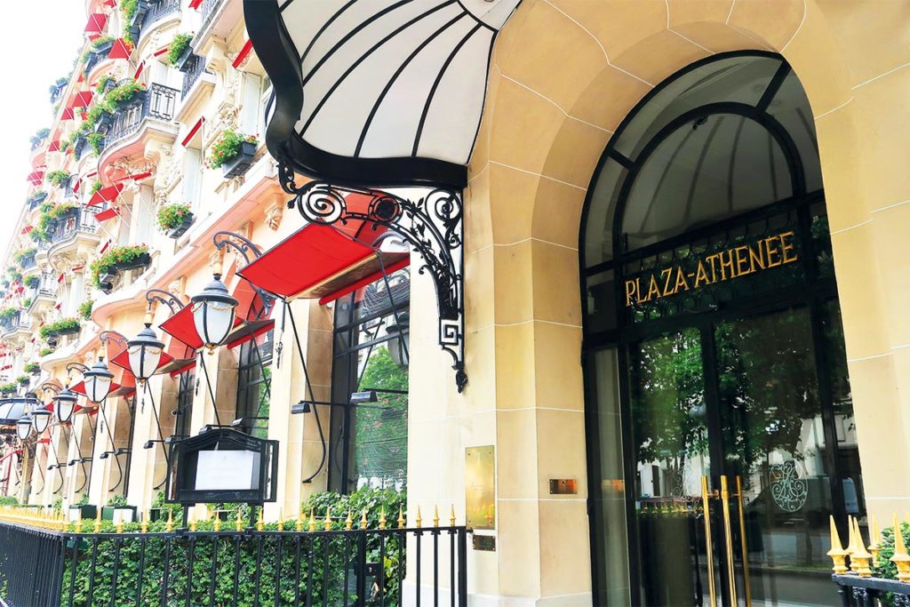 Installé au 25 avenue Montaigne depuis 1913, le Plaza Athénée se repère de loin par son imposante façade généreusement fleurie de 1 900 géraniums d’un rouge flamboyant.