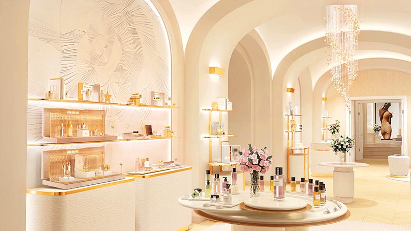 Agrandie et réagencée, l’entrée accueille un salon de réception et une boutique réunissant les parfums iconiques de La Collection Privée Christian Dior, une sélection de maquillage, les lignes de soins emblématiques de la Maison accompagnées des Solutions Professionnelles, la gamme de produits exclusifs aux Spas Dior.