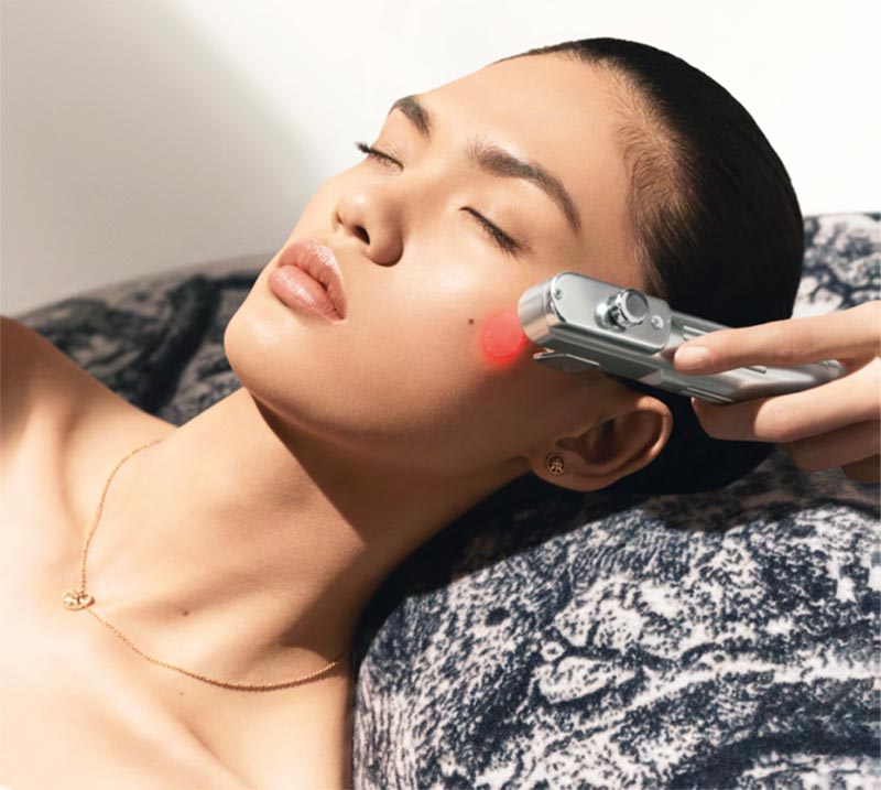 Le soin Dior Privé Sur-Demande, dédié au visage ou au corps selon les envies, présente un protocole entièrement sur mesure rassemblant des manœuvres précises combinant électrostimulation et/ou cryothérapie avec, en technologie star, la Waves 21. 90 min, 550 € - 120 min, 700 €.