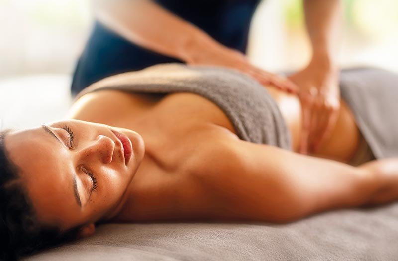 L’un des soins phares de cette cure : le massage « Bien-être du ventre », pensé et créé par les équipes, il est basé sur les techniques Chi Nei Tsang, l’art du massage viscéral chinois, le Shiatsu et l’Ayurvéda.