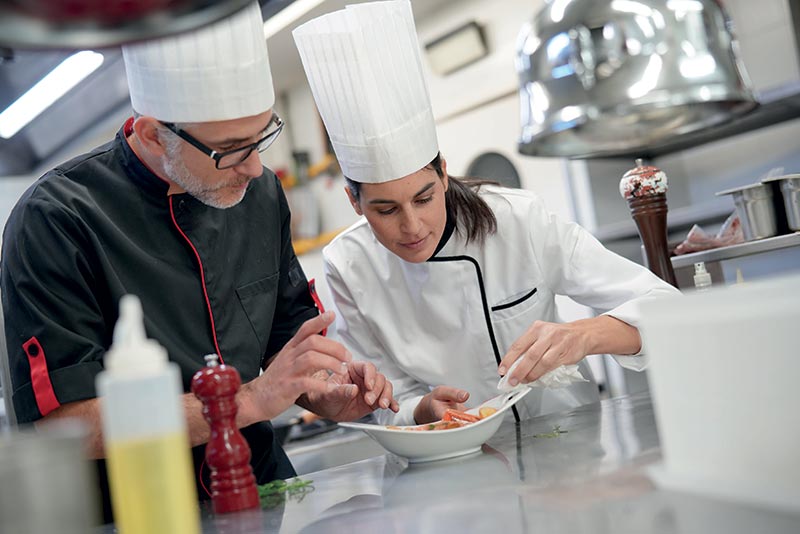 « Il est évident que la formation des futurs cuisiniers et du personnel de restauration facilitera nettement la mise en place d’une offre healthy dans les hôtels. » Sonja Kuikstra Naturopathe, autrice et consultante santé au naturel du cabinet Wellness Consulting