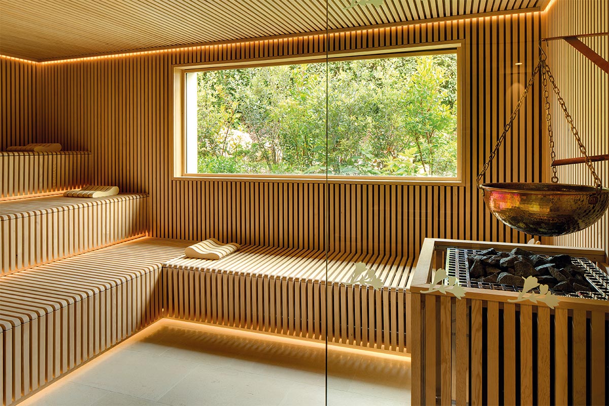 Le sauna est un équipement incontournable pour un Spa et facilement intégrable à son parcours sensoriel. Hydroconcept offre une large sélection de saunas. Sur ce visuel, c’est le sauna aux herbes du Spa de l’Hôtel***** Relais & Château Domaine du Mas de Pierre.