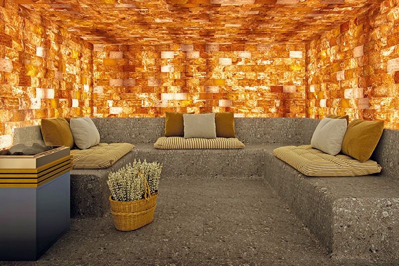 La grotte de sel (en image 3D) du Spa L’Occitane à Mane qui est l’un des espaces préférés de Marianne sur son lieu de travail. Les couleurs orangées donnent un aspect naturellement chaleureux à la pièce qui n’est chauffée qu’à 35 degrés. Elle crée immédiatement une sensation de joie et de vitalité ne laissant aucun client indifférent.