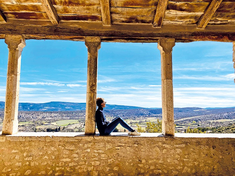 Marianne Ducos à Simiane-la-Rotonde, « l’un des joyaux du Luberon », pour reprendre ses mots.