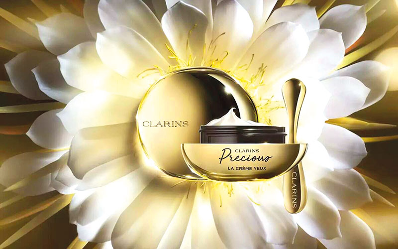 Composé de 5 produits et d’un outil applicateur, Clarins Precious est la nouvelle gamme premium anti-âge de Clarins. De 115 € à 385 €. Accessoire : 60 €.