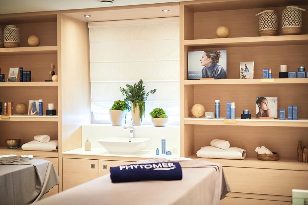 Dans une atmosphère chaleureuse et épurée, le Spa Diane Barrière offre le confort de 5 cabines de soin dont une cabine double.