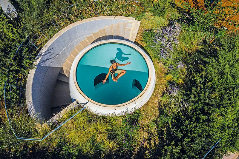 Le sommet du Waterwell de 25 m est coiffé d’un puit de lumière vitré, offrant ainsi un espace de méditation, au carrefour de plusieurs éléments.