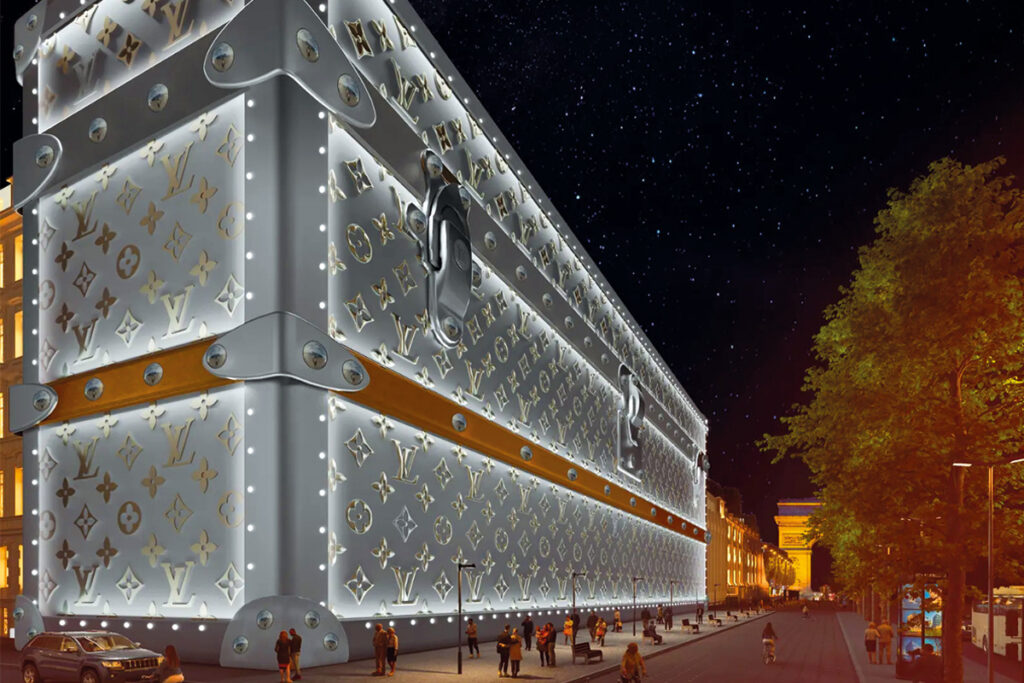 Pendant toute la durée des travaux, la façade du 103 avenue des Champs-Elysées sera dissimulée par une malle en bois et aluminium aux proportions démesurées, décorée du célèbre Monogram de la Maison de luxe parisienne.