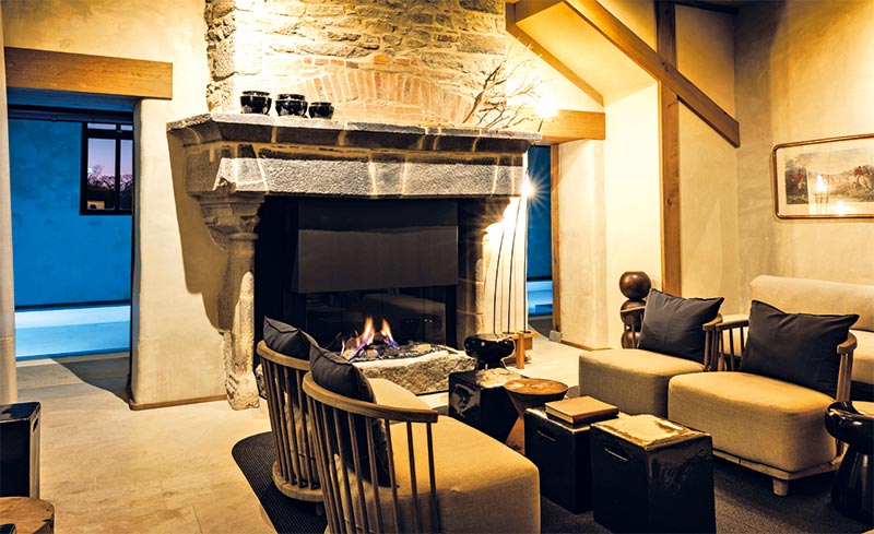 L’endroit préféré d’Emma au sein du Spa Macha : la salle de relaxation, chaleureuse et intimiste, parfaite pour continuer à se détendre autour de la cheminée.