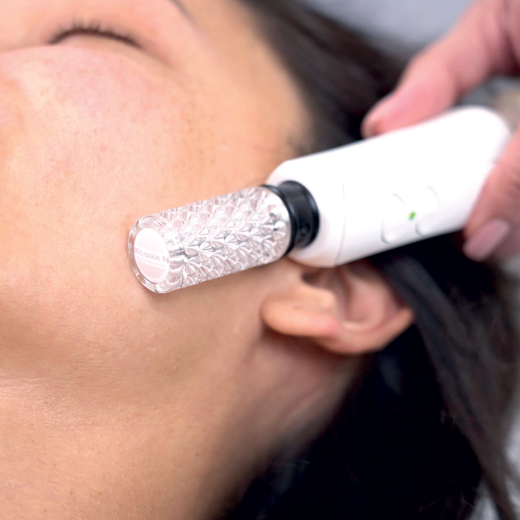 Microfacial : l’expertise d’icoone au cœur de son premier appareil dédié aux soins du visage