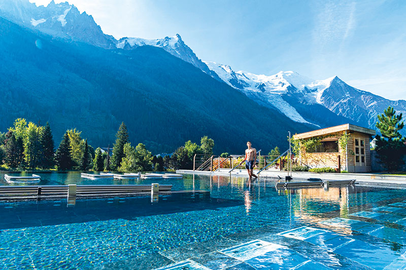 Certaines entreprises ont investi dans de véritables temples du bien-être avec des infrastructures impressionnantes. comme la chaîne QC Thermes avec un Spa à Chamonix. Clarisse Trouiller-Gerfaux