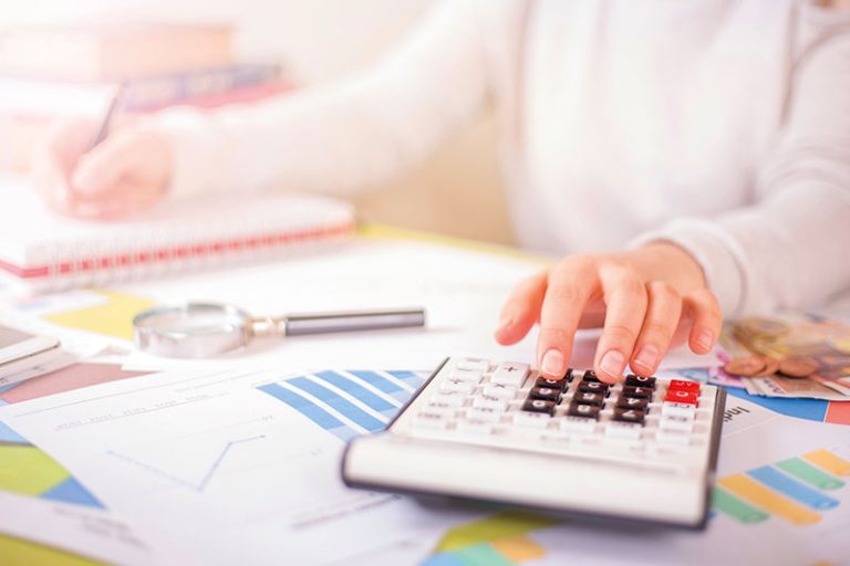 Parmi ces charges fixes, la masse salariale représente un poste majeur, nécessitant une gestion sérieuse. Pour maîtriser ces coûts, de nombreux Spas font appel à des praticiennes en alternance, leur permettant ainsi de mieux équilibrer leurs dépenses. Cécile TROUILLER