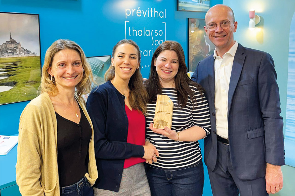 De gauche à droite : Isabelle Jan (Chargée de relation client & Développement du Label Ecocert « Etablissement Bien-être Durable »), Barbara Pruvost (Manager – Ecocert Greenlife), Carole-Anne Coudert (Spa manager de Prévithal Grandville), Olivier Bena (Directeur général du groupe Prévithal)