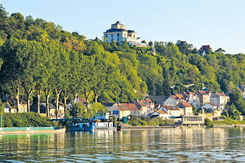 Le Domaine de la Corniche offre une des plus belles vues d'Ile-de-France, perché sur des falaises de craie au-dessus des méandres de la Seine.