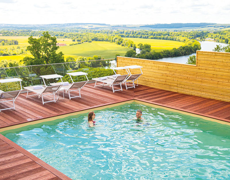 Exposée plein sud, abritée du vent, le bassin panoramique de la piscine chauffée à 26° de fin avril à fin septembre.