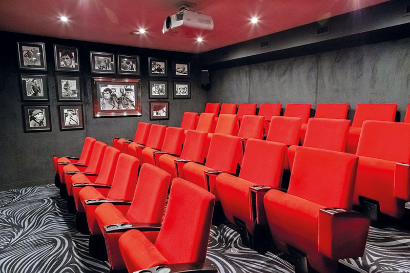 Velours rouge, salle obscure, son surround puissant et envoutant, projecteur 4K très haute définition, un petit morceau de cinéma paradiso qui propose des séances gratuites aux résidents de l’hôtel le vendredi, samedi et dimanche et pendant les vacances scolaires parisiennes.