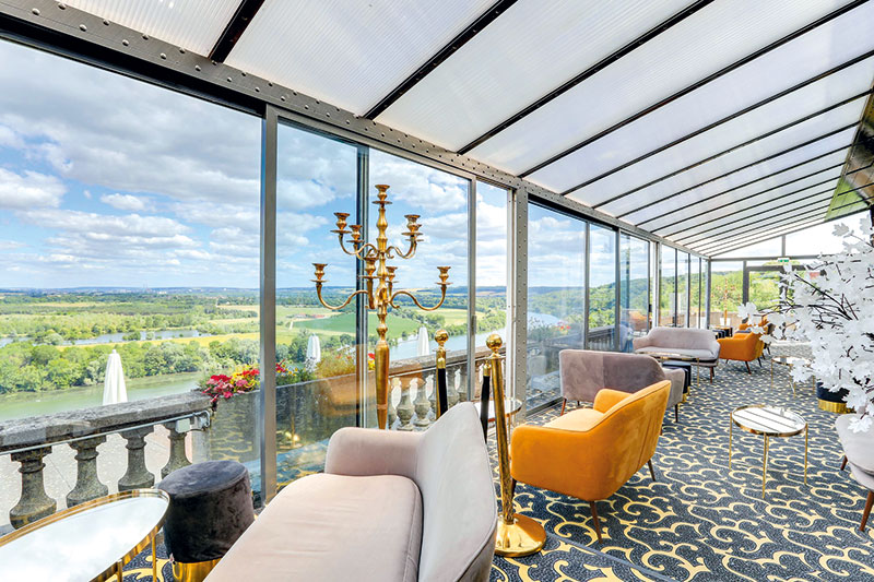 Pour parfaire l’expérience, le très chic bar Le Léopold accueille les hôtes dans sa véranda panoramique