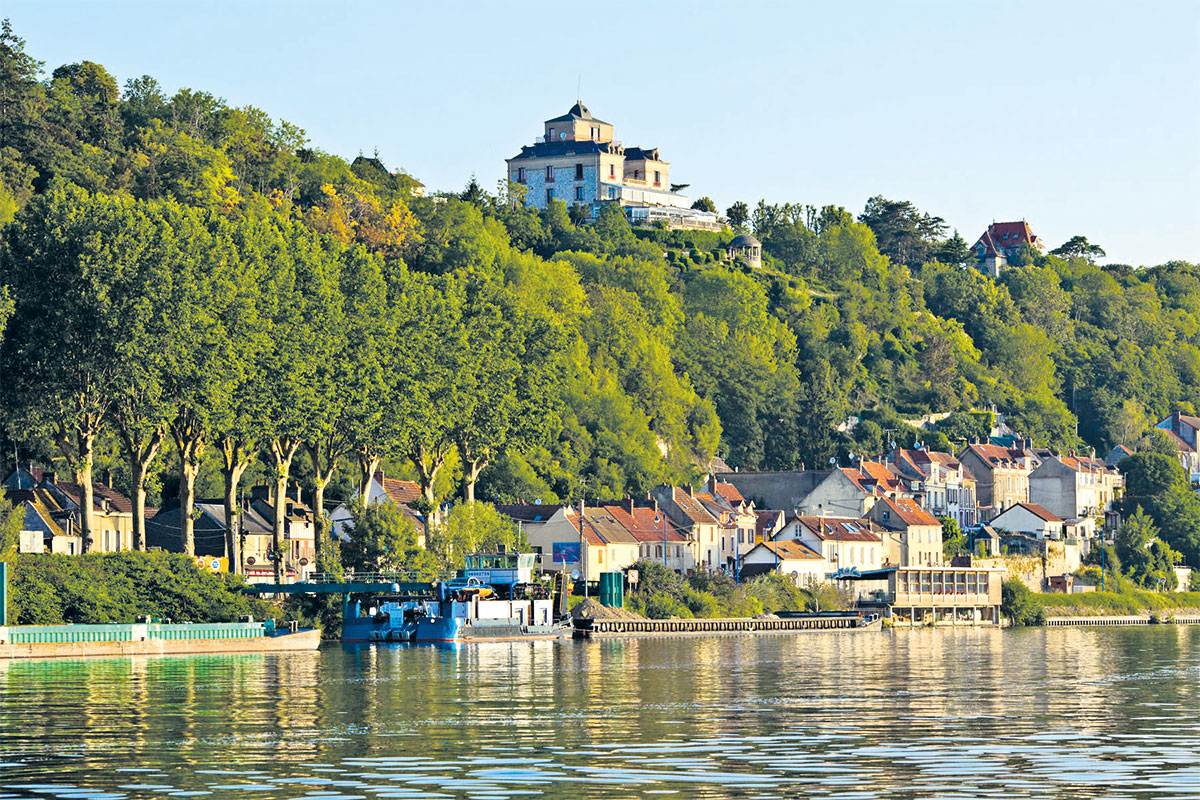 Le Domaine de la Corniche offre une des plus belles vues d'Ile-de-France, perché sur des falaises de craie au-dessus des méandres de la Seine.