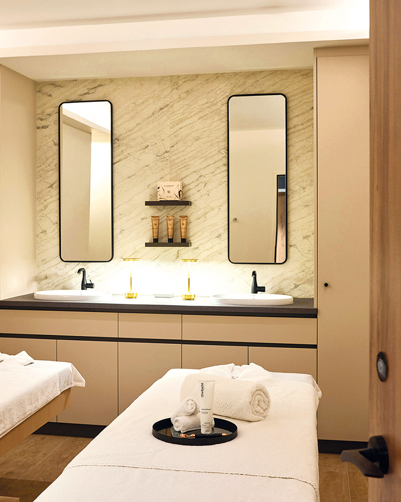 Le Spa de l’hôtel 4* Le Domaine du Liziec a fait confiance à ELLA BACHÉ pour sa carte de soins, mais également pour le design de sa zone d’accueil et de ses cabines.