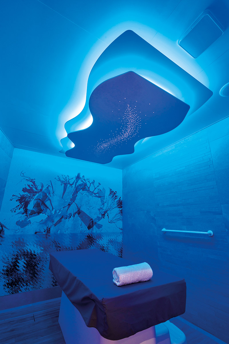 Pour sublimer l’expérience exclusive du soin Biocéalgues, les Thermes Marins de Saint-Malo ont inauguré 23 nouvelles cabines Algues en janvier 2022 : matériaux nobles, décors inspirés des fonds marins et d’incroyables plafonniers étoilés à 2 niveaux équipés d’un système de fibres optiques, offrant une ambiance lumineuse et sonore chromothérapique douce et relaxante pour une détente maximale.