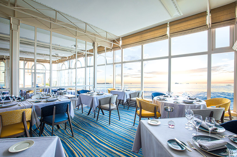 Nouvelle décoration pour le Cap Horn, avec sa moquette aux tons bleus et aux lignes courbes évoquant les vagues, qui invite à une croisière gastronomique tout en restant à terre avec une vue sublime sur l’océan.
