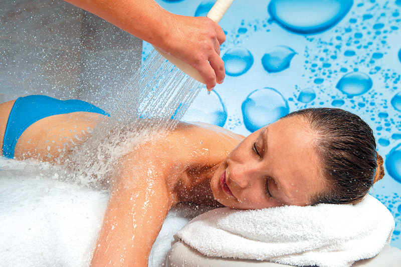 Autre soin thalasso exclusif, le Drainage Marin créé en 2012 par les équipes des Thermes Marins de Saint-Malo. Confortablement allongé sur une table dans une cabine dédiée, on laisse l’hydrothérapeute réaliser un massage drainant d’une grande précision sur l’ensemble du corps, à l’aide d’une large douche d’eau de mer chaude.