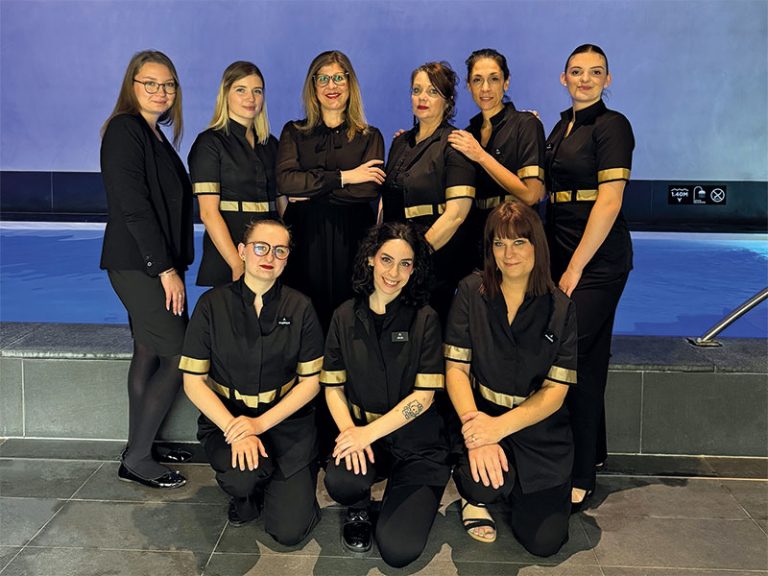 De gauche à droite et de haut en bas : Alexia, Marine, Eugénie, Patricia, Lisa, Kacylia, Angélique, Alicia et Annabelle. Étaient absentes le jour de la photo : Mathilde, Mélodie ainsi que plusieurs freelances travaillant pour l’établissement.