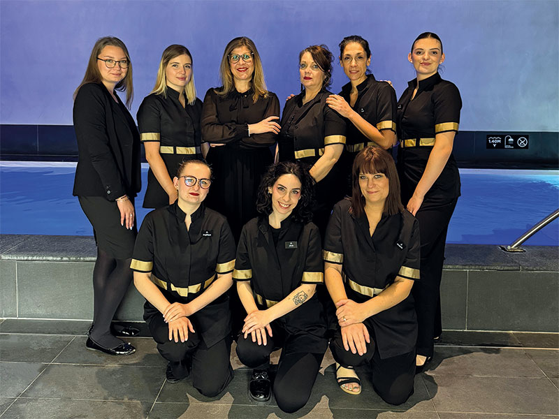 De gauche à droite et de haut en bas : Alexia, Marine, Eugénie, Patricia, Lisa, Kacylia, Angélique, Alicia et Annabelle. Étaient absentes le jour de la photo : Mathilde, Mélodie ainsi que plusieurs freelances travaillant pour l’établissement.