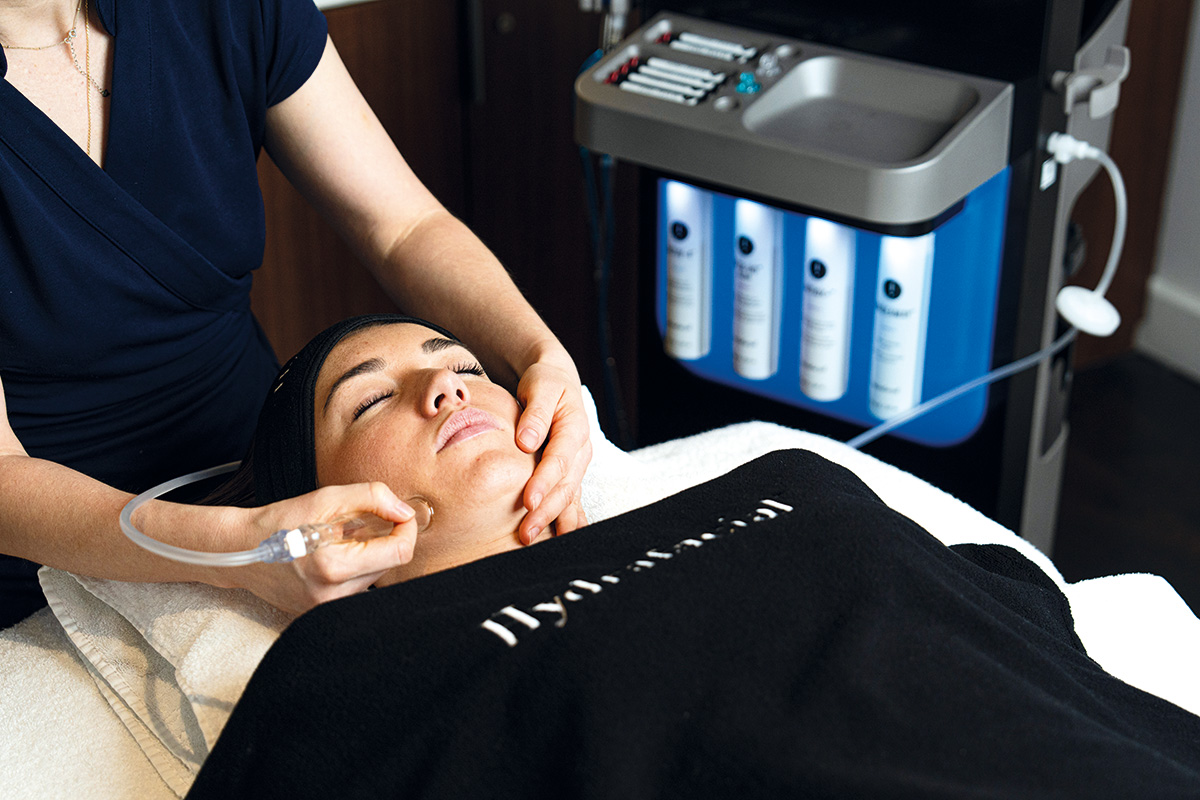 De l'exfoliation douce qui élimine les cellules mortes à l'hydratation profonde qui nourrit la peau, l'Hydrafacial offre une approche complète pour traiter spécifiquement les besoins de la peau.