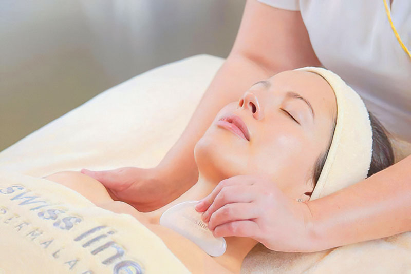 L’expérience Swissline by Dermalab, que ce soit en cabine ou à domicile, repose sur une approche holistique, combinant des soins ciblés qui ne se limitent pas aux problèmes visibles. Ces soins soutiennent les systèmes naturels de la peau grâce à des formules riches en collagène et en principes actifs, traitant notamment l'inflammation silencieuse de la peau.