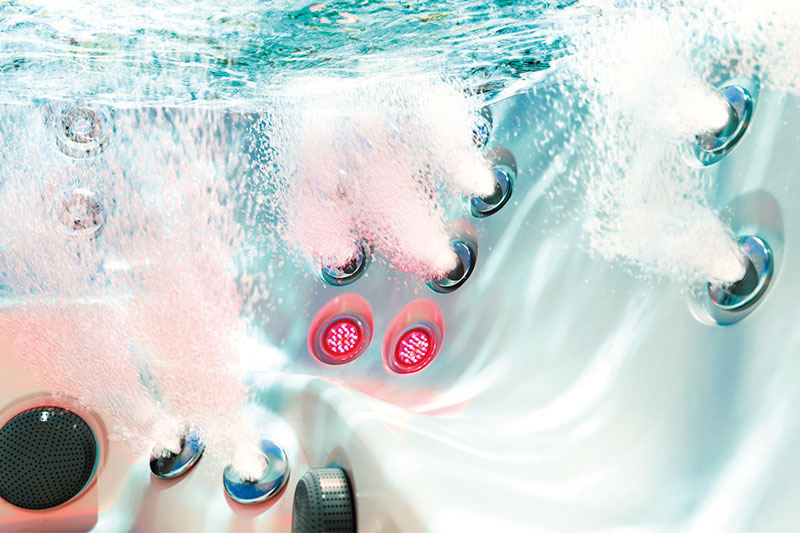 Grâce à la technologie Ynergétique®, qui associe hydromassage, infrarouge et lumière rouge (RLT), les spas et spas de nage Jacuzzi® équipés de l’assise FX-IR offrent des séances particulièrement efficaces et relaxantes.