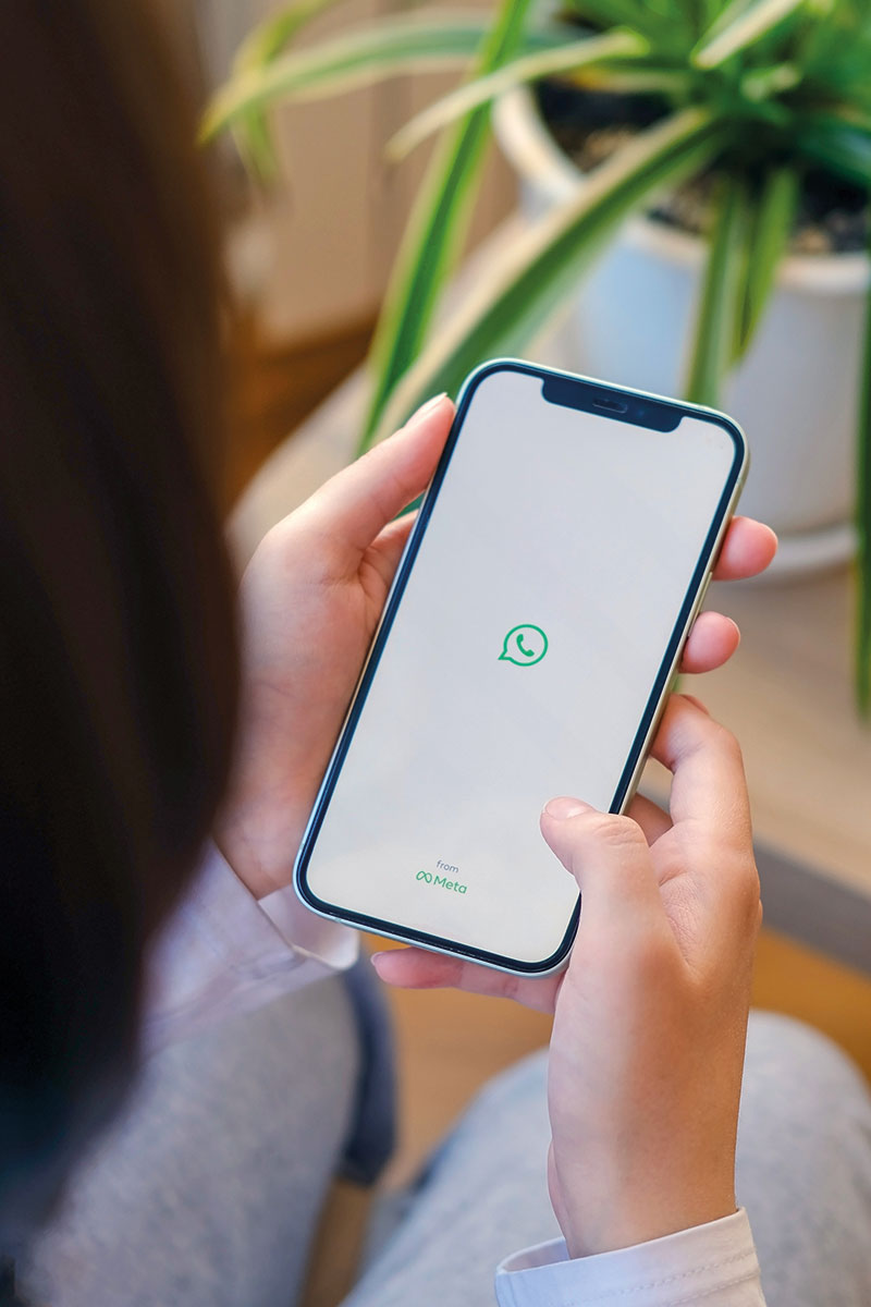 La qualité de la communication entre les équipes est l’une des clés. Mettre en place un brief quotidien discret, enrichi tout au long de la journée via un groupe WhatsApp ou une application interne à l’hôtel, permet de partager en temps réel les petites choses qui font les grandes différences. Audrey OURLIAC