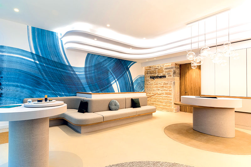 Le concept Dermo Ocean Spa offre une architecture au design épuré, mêlant des teintes sable enveloppantes et un bleu profond inspiré de l’océan. © V.Perez