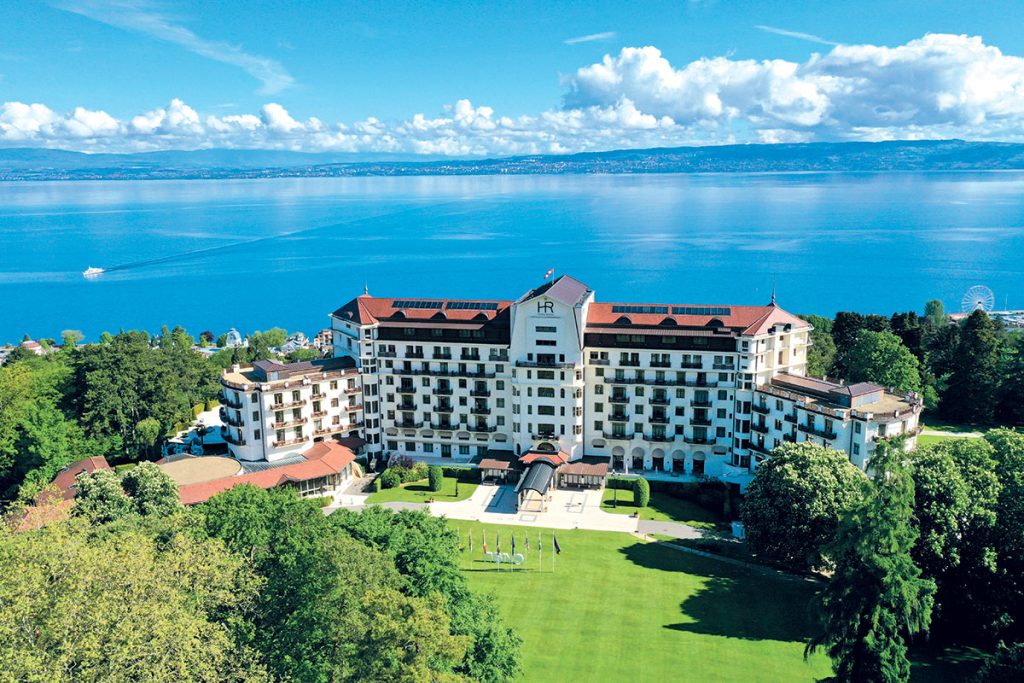 L’Hôtel Royal se distingue par son architecture élégante et offre à ses hôtes un écrin de nature préservée de 19 hectares, avec une vue imprenable sur le lac Léman.