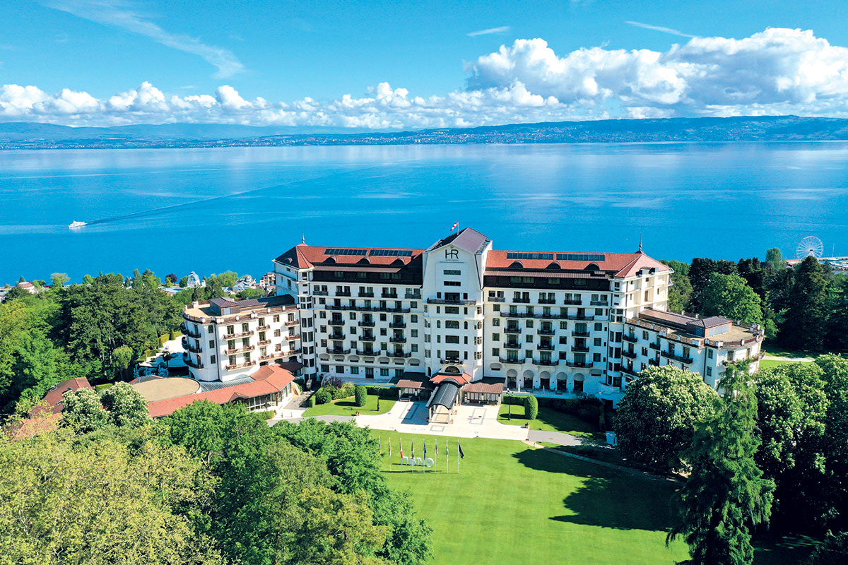 L’Hôtel Royal se distingue par son architecture élégante et offre à ses hôtes un écrin de nature préservée de 19 hectares, avec une vue imprenable sur le lac Léman.