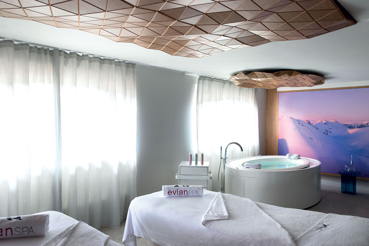La cabine de soin privative Mont Blanc équipée d’une baignoire et d’une douche hammam.