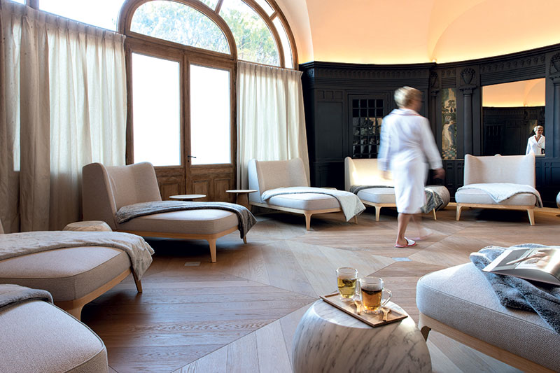 Le salon de repos et de relaxation Aga Khan, avec ses détails raffinés, ajoute une touche historique et élégante à l'expérience bien-être.