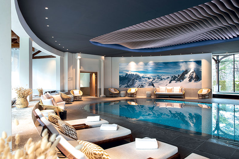 Parmi les équipements de la zone humide de l’evian®SPA : la piscine intérieure de 79 m² le sauna immersif et le parcours hydrocontact de 80 m², exclusif à l’Hôtel Royal.