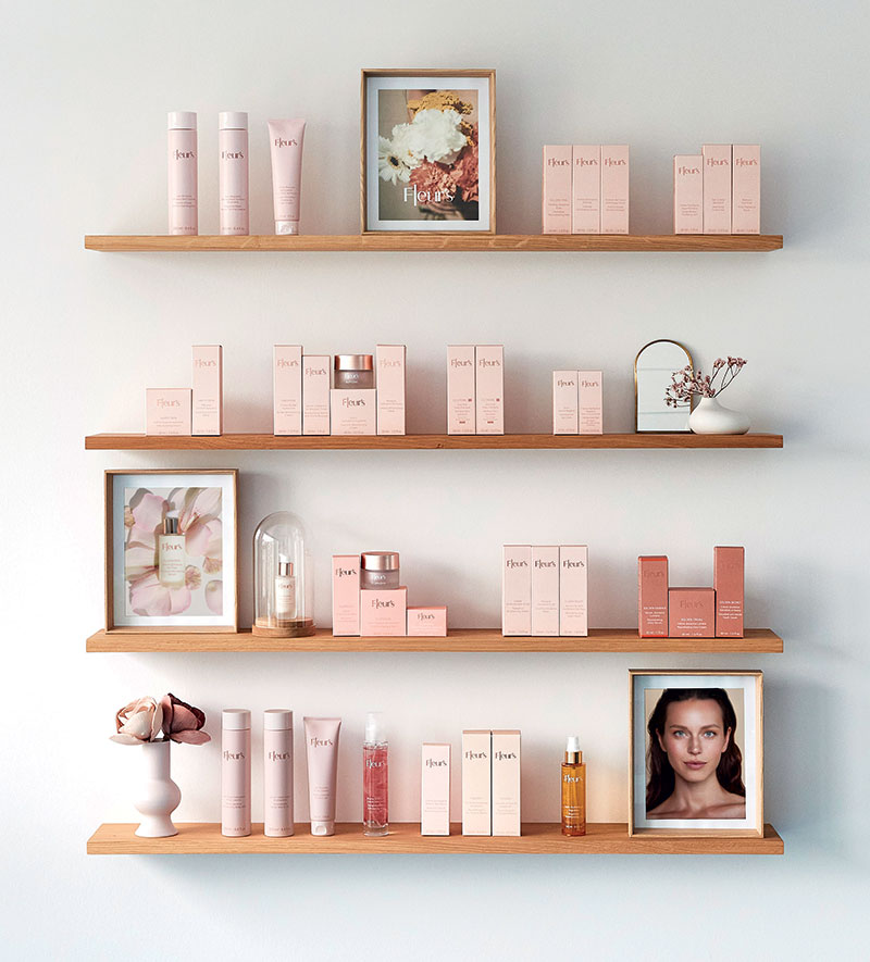 Couleur, texture, parfum… chaque soin Fleur’s est une immersion dans l’univers enchanteur des fleurs, éveillant les sens et stimulant le bien-être mental et physique des femmes, tout en offrant des résultats visibles sur la peau.