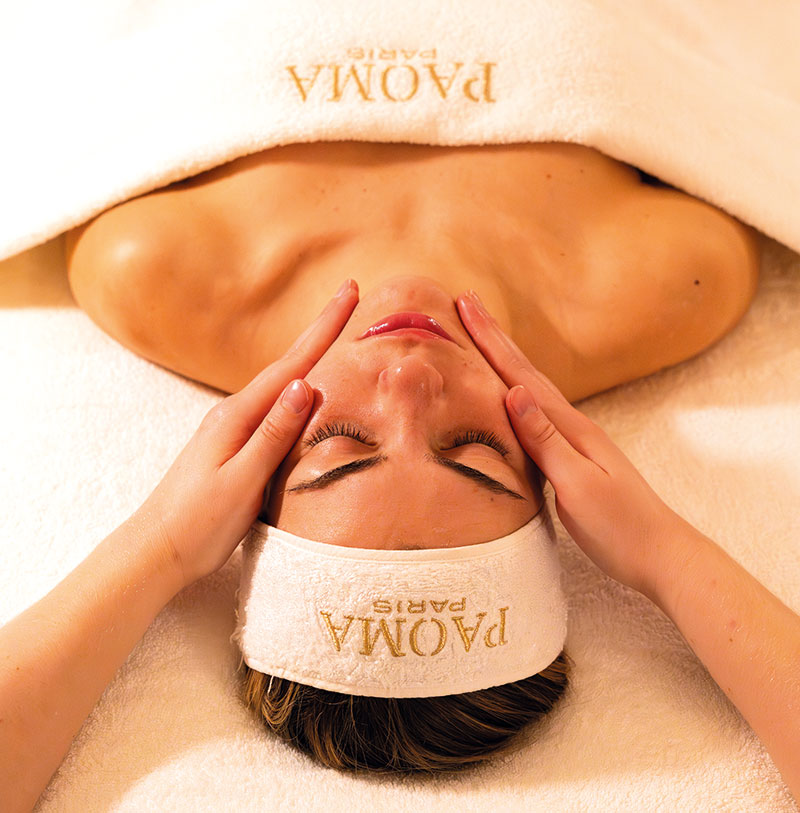 Les protocoles de soin visage Paoma ont été conçus par Sylvie Lefranc, facialiste de renom, que l’on ne présente plus. Pour les protocoles corps, Paoma s’est associée à Jimmy Jarnet, Wellness designer et champion du monde de massage.