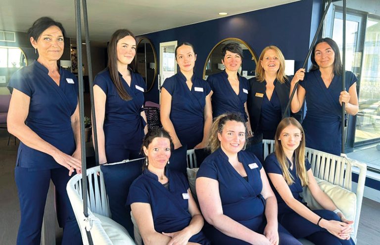 En haut de gauche à droite : Armelle Normant (Masseuse Hydrothérapeute), Liza Le Floch (Esthéticienne), Margot Lasselin (Esthéticienne), Sandrine Langlois (Adjointe au Poste de Responsable Soin), Armelle Desprès et Juliette Nédélec (Esthéticienne). En bas de gauche à droite : Mélanie Beaulaton (Hydrothérapeute-Masseuse), Coralie Falc'hun (Responsable Esthétique) et Romélie Daoudal (Esthéticienne).