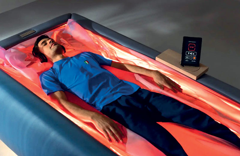 Parmi les équipements proposés au Sport Recovery Lab : le Dry Floating permet au patient de s’allonger sur une membrane souple qui le maintien en flottaison au-dessus de 400 litres d’eau chaude, sans jamais entrer en contact avec l’eau.